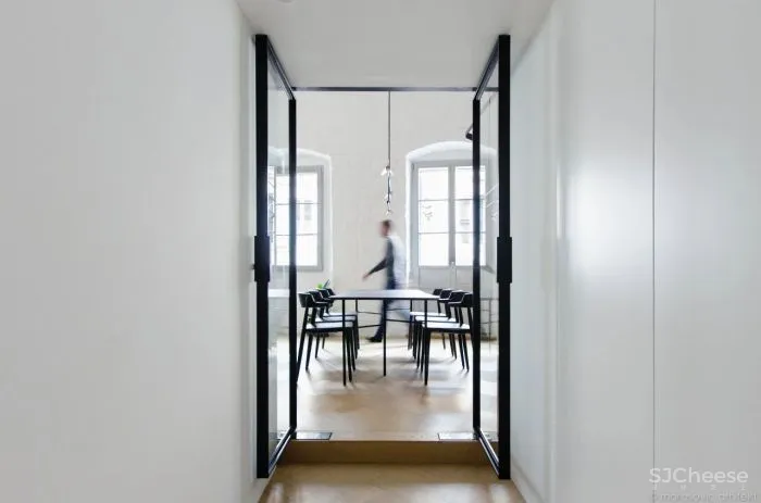 在空间中建夹层,让仅有三处彩光点的家居然如此明媚!