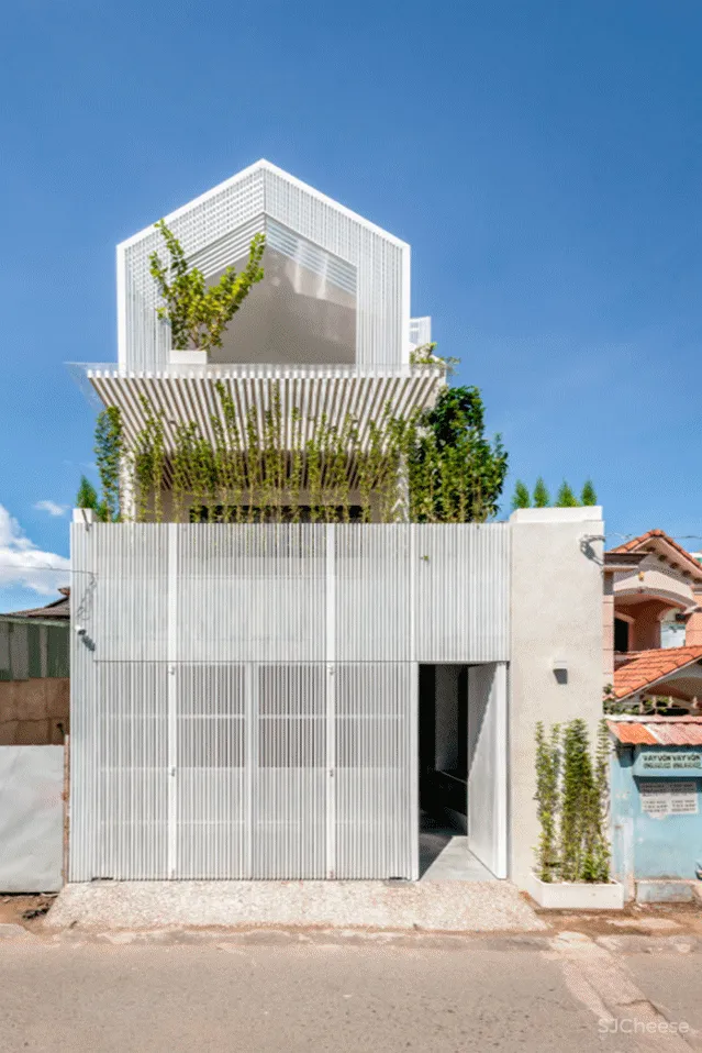 这是一座具有意义的三层住宅，它成为疫情下的一道光，照亮了整个家庭