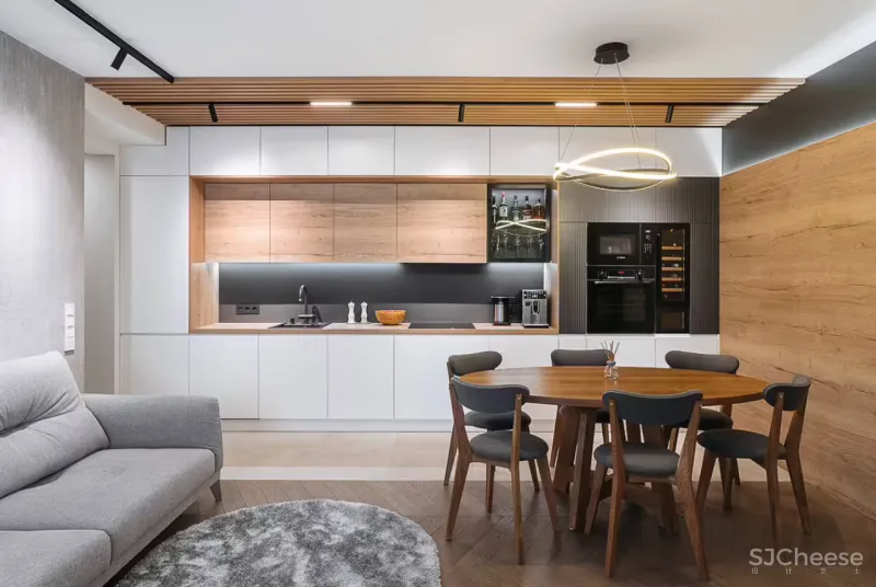 为了营造居住的本真感,设计师利用大量的木料与自然美景进行装饰