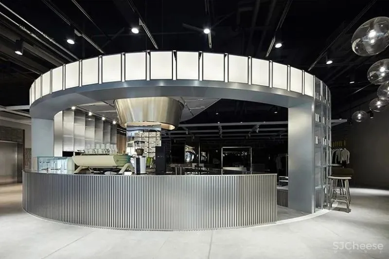 咖啡馆呈现出一种凉爽、未来主义的整体氛围