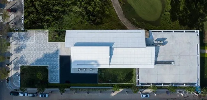 在白色盒子的建筑中进行一场华丽的逐光游戏