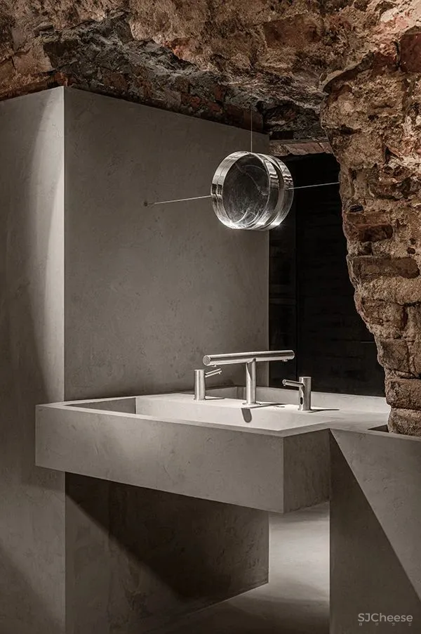 一个19世纪的6层老建筑,被改造成5个概念酒吧和餐吧,由低往高,越往上走越上头!