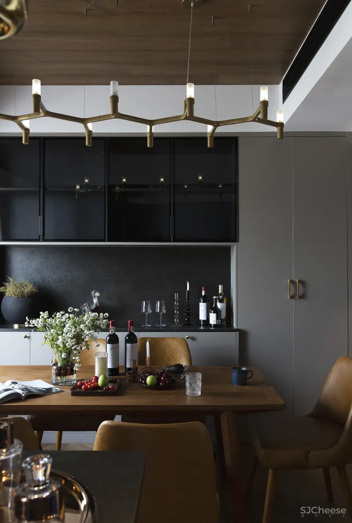 深圳屋主买下184㎡,摩登都市风 5米长衣帽间,装出大宅气度!