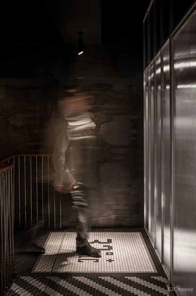 一个19世纪的6层老建筑,被改造成5个概念酒吧和餐吧,由低往高,越往上走越上头!