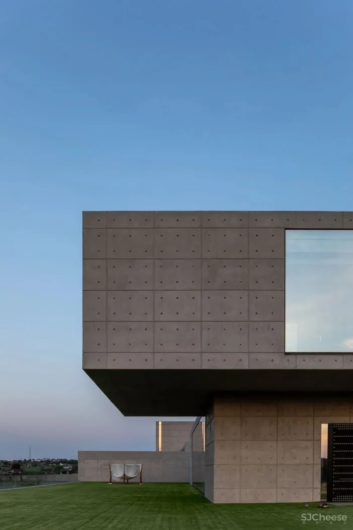 致敬安藤忠雄!5000㎡极简豪宅,用3万吨土“垫高“5米,只为看个风景?