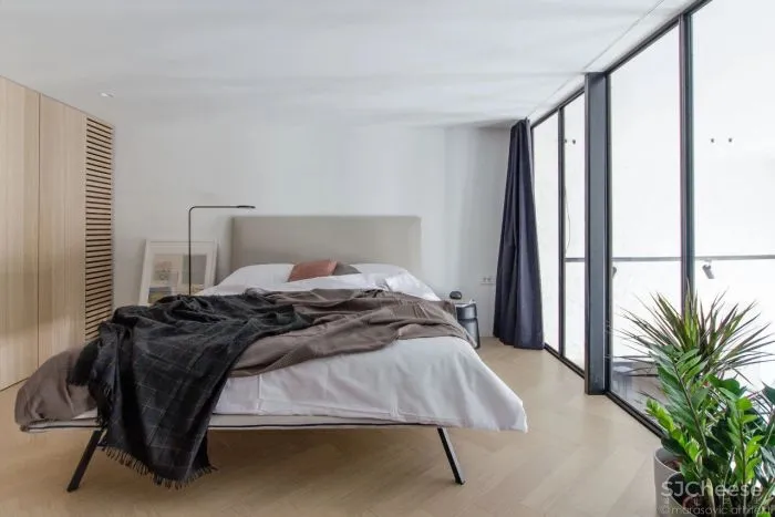 在空间中建夹层,让仅有三处彩光点的家居然如此明媚!