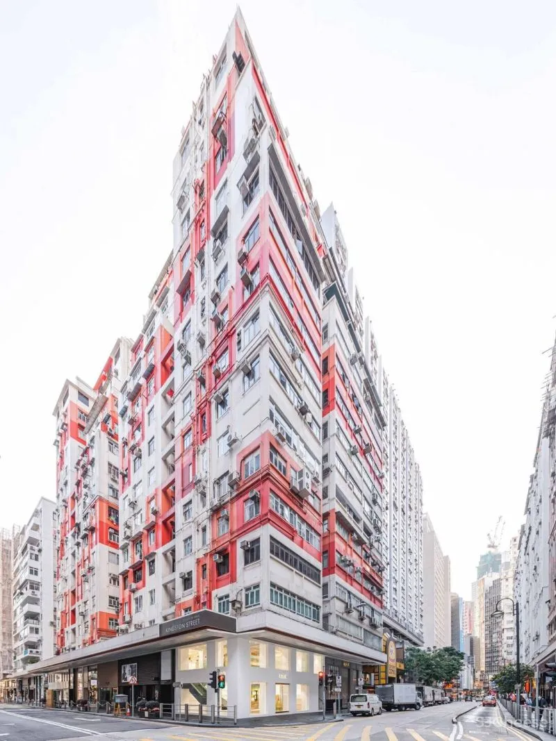 多品牌概念店Kapok ,标志性虹彩铬钢和亮白色立面打造独特空间记忆