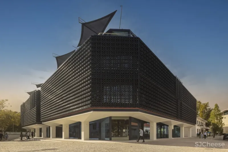 用20,000块陶瓷做外立面的公寓楼,内部却是极简的精装标准