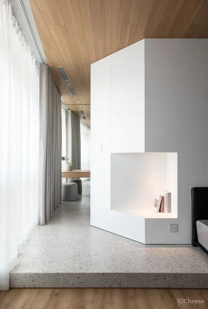 室外的喧嚣吵闹与室内的宁静温馨,在这个146平米的家中,达到了平衡