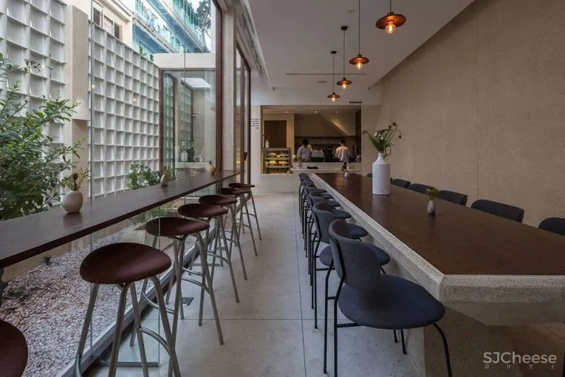 外立面使用咖啡滴漏元素的街角咖啡馆