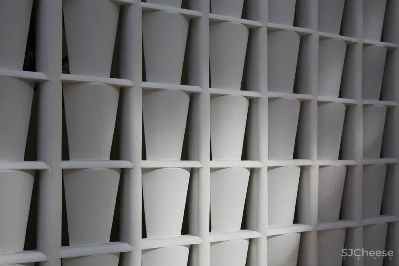 外立面使用咖啡滴漏元素的街角咖啡馆