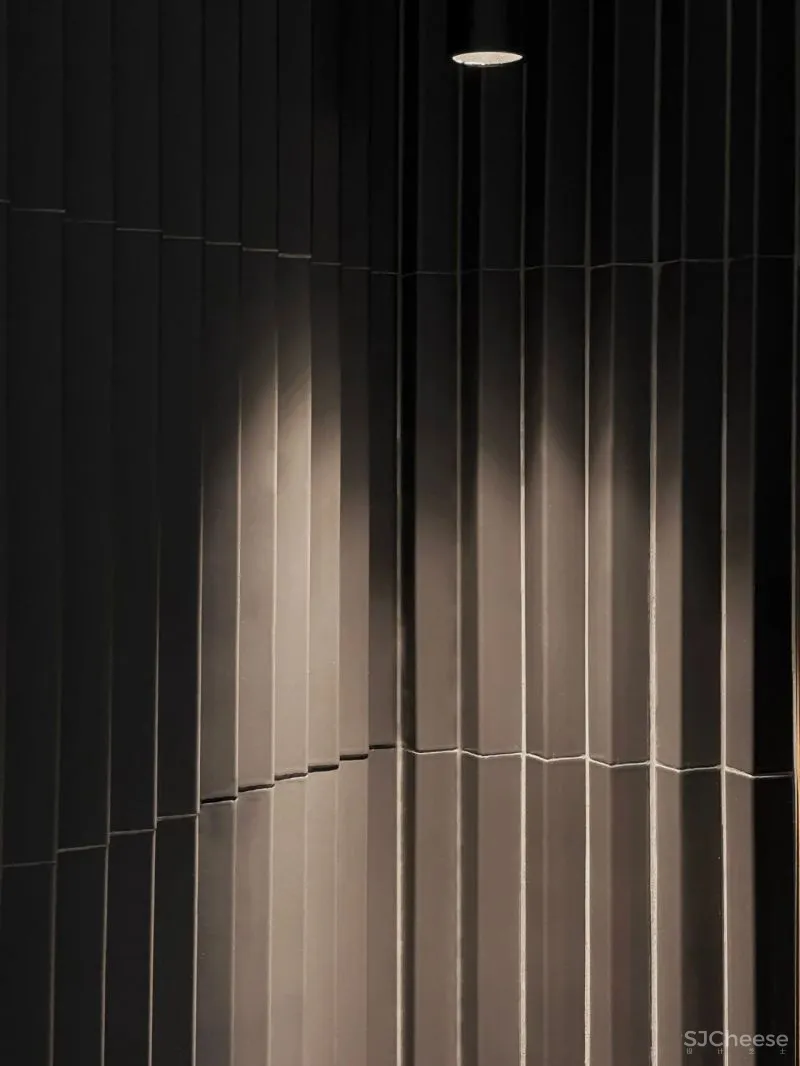 设计师可能有强迫症,不仅让墙面褶皱,还为每个功能区定义了不同的色彩!