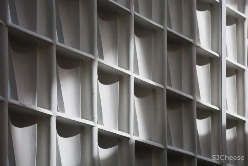 外立面使用咖啡滴漏元素的街角咖啡馆