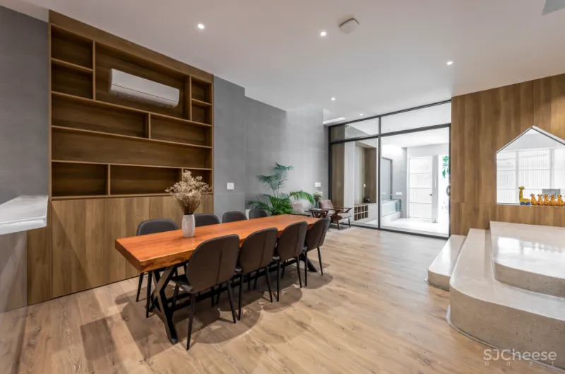 这是一座具有意义的三层住宅，它成为疫情下的一道光，照亮了整个家庭