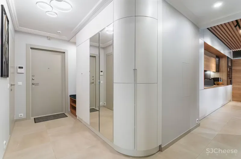 为了营造居住的本真感,设计师利用大量的木料与自然美景进行装饰