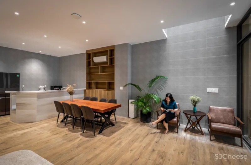 这是一座具有意义的三层住宅，它成为疫情下的一道光，照亮了整个家庭