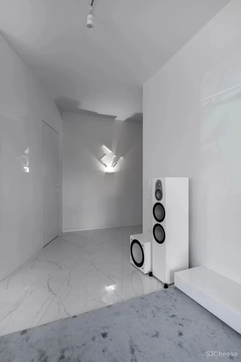 为了追求宁静的空间,设计师利用黑白灰降低家具的存在感