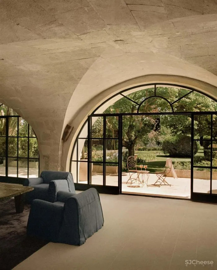 普罗旺斯百年建筑改造的精品酒店,建筑的时间感比薰衣草更迷人!