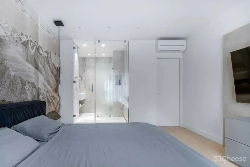 为了追求宁静的空间,设计师利用黑白灰降低家具的存在感