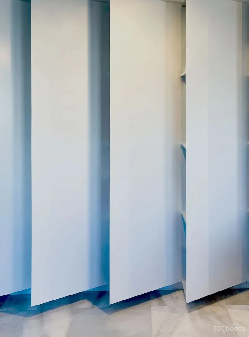 设计师可能有强迫症,不仅让墙面褶皱,还为每个功能区定义了不同的色彩!