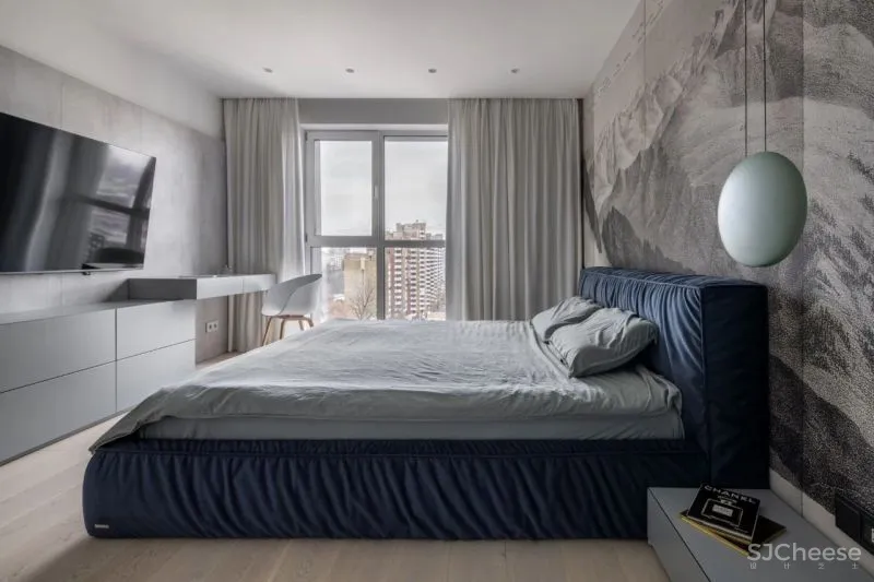 为了追求宁静的空间,设计师利用黑白灰降低家具的存在感