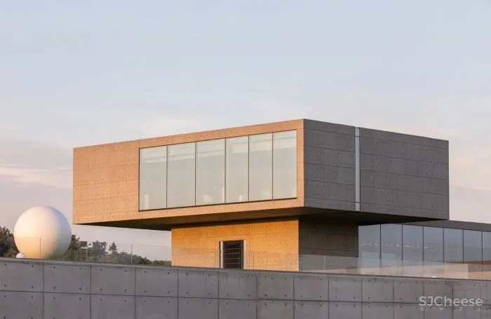 致敬安藤忠雄!5000㎡极简豪宅,用3万吨土“垫高“5米,只为看个风景?