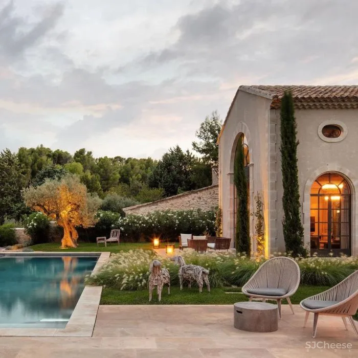 普罗旺斯百年建筑改造的精品酒店,建筑的时间感比薰衣草更迷人!