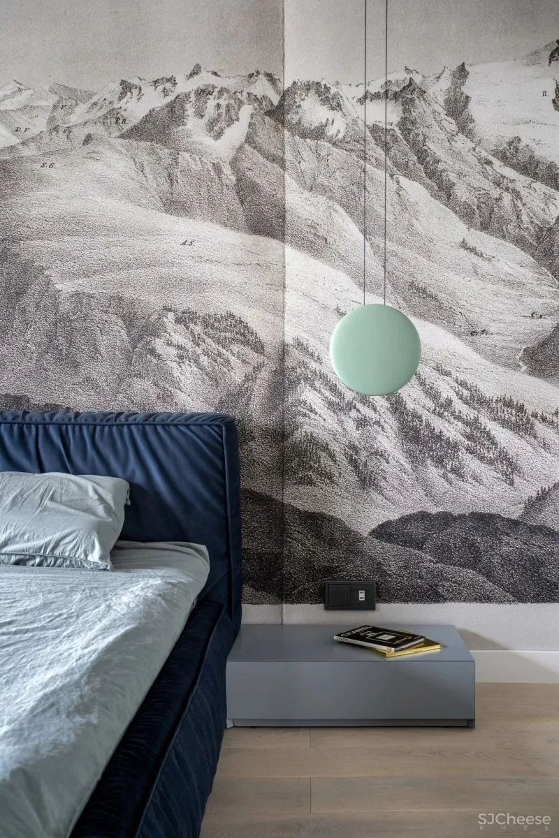 为了追求宁静的空间,设计师利用黑白灰降低家具的存在感