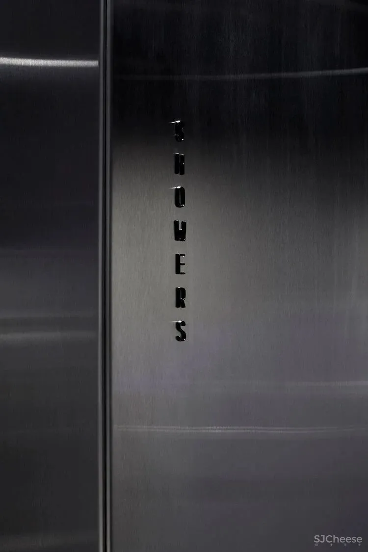 超未来主义健身房,动态数字装置营造充满活力的氛围