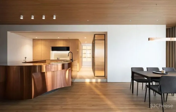 室外的喧嚣吵闹与室内的宁静温馨,在这个146平米的家中,达到了平衡