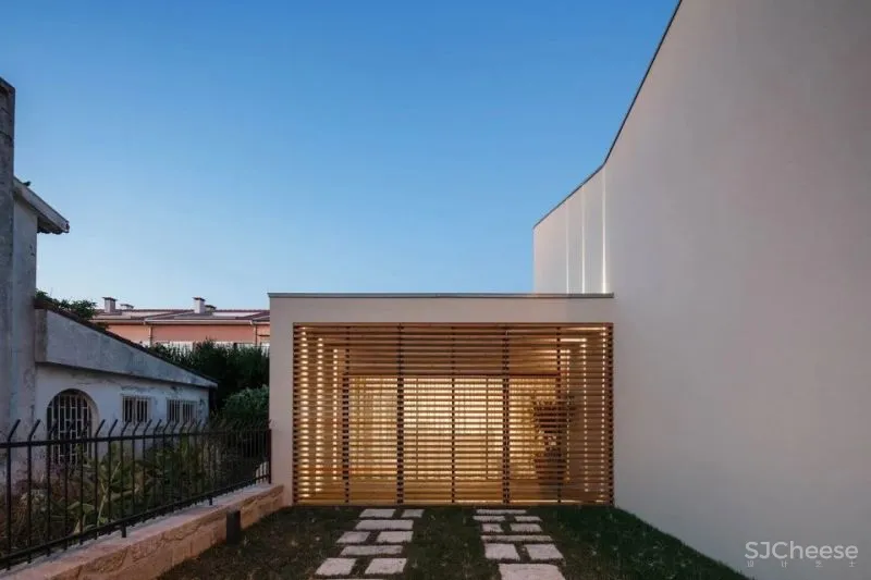 PF Architecture Studio 以中世纪蝶形屋顶为扩建设计的海边别墅