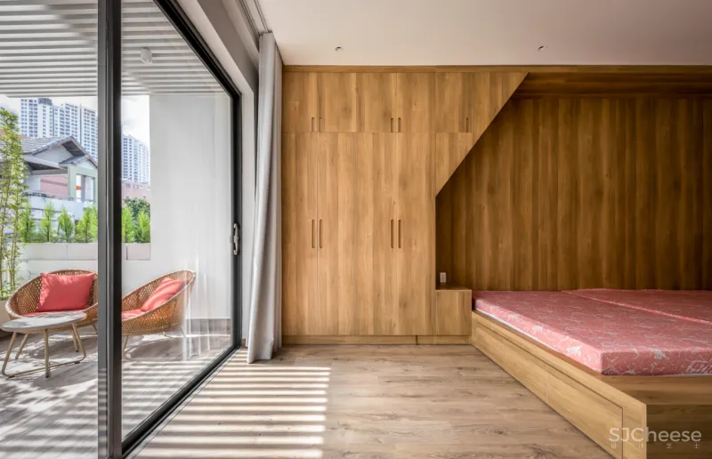 这是一座具有意义的三层住宅，它成为疫情下的一道光，照亮了整个家庭