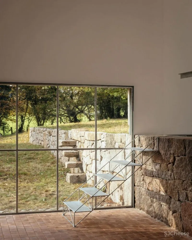 建筑师改造乡下仓房,送给雕塑家老爸做工作室,房子的打开方式太特别了!