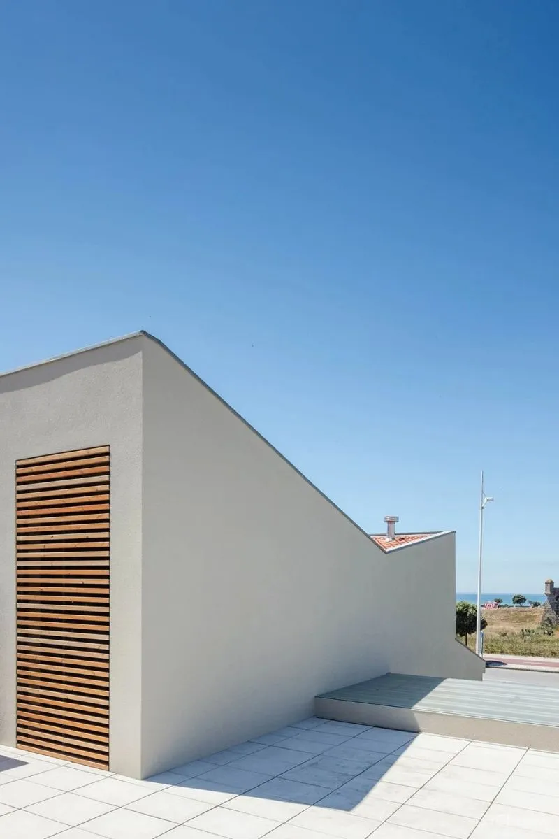 PF Architecture Studio 以中世纪蝶形屋顶为扩建设计的海边别墅