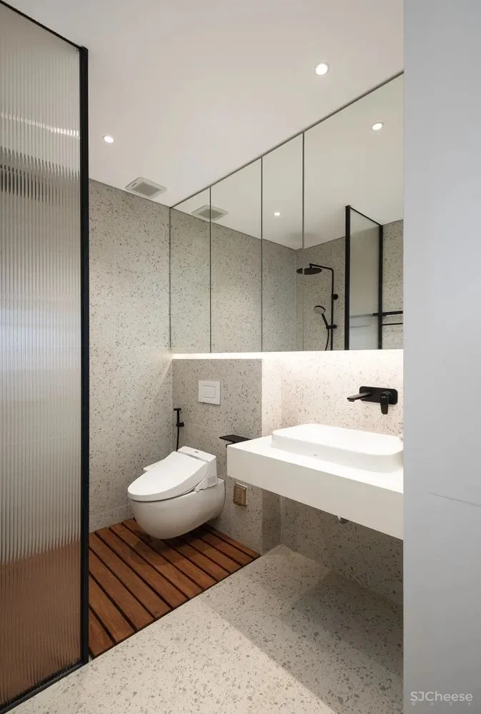 室外的喧嚣吵闹与室内的宁静温馨,在这个146平米的家中,达到了平衡