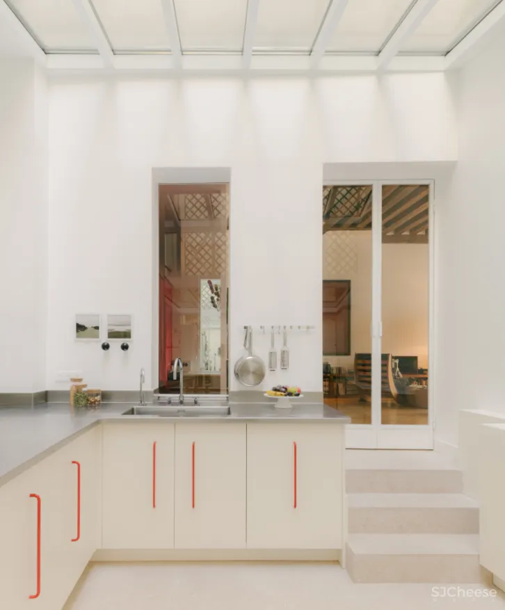 老宅不仅得到了翻新,还加入了许多屋主超爱的艺术元素