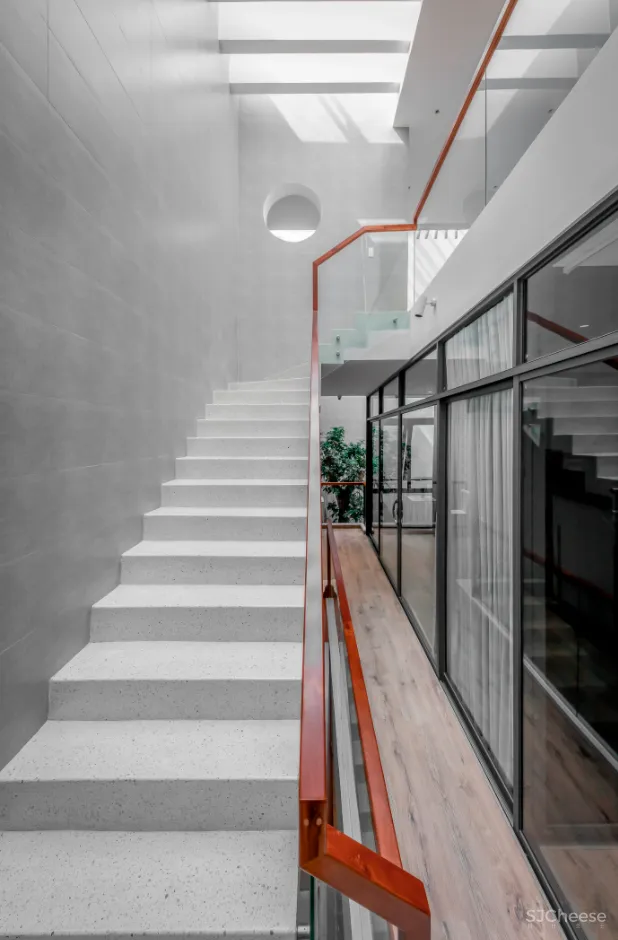 这是一座具有意义的三层住宅，它成为疫情下的一道光，照亮了整个家庭