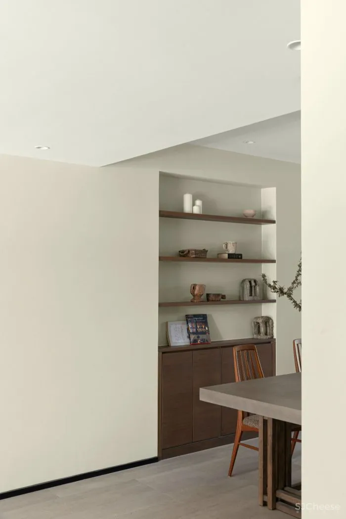 重庆146㎡三口之家,60w装成“赤贫风”,弧线、柚木、肌理,沉静而诗意!