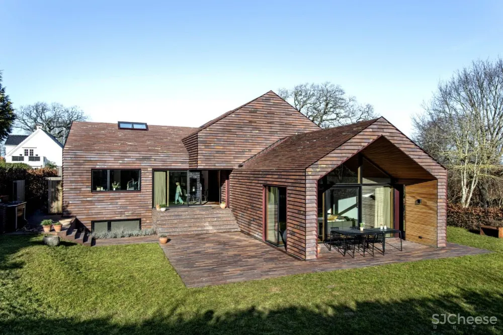 C.F. Møller设计 红砖堆砌的几何体 “E 别墅” 简约坚硬且舒适雅致