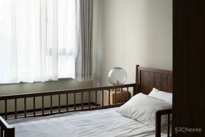 重庆146㎡三口之家,60w装成“赤贫风”,弧线、柚木、肌理,沉静而诗意!