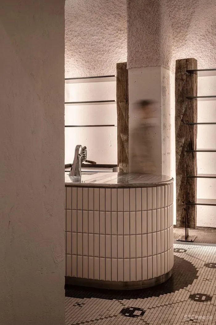 乌克兰历史中心的疯狂酒馆,六个楼层汇集了五家不同风格的酒吧及餐厅 YOD design Lab