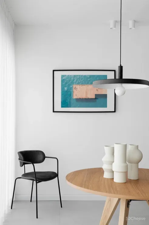 一间由储藏室改成的公寓,从拆除隔墙到色彩提亮,完全看不出曾经的拥挤黑暗