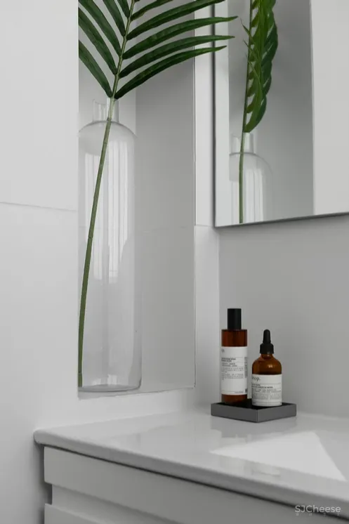 一间由储藏室改成的公寓,从拆除隔墙到色彩提亮,完全看不出曾经的拥挤黑暗