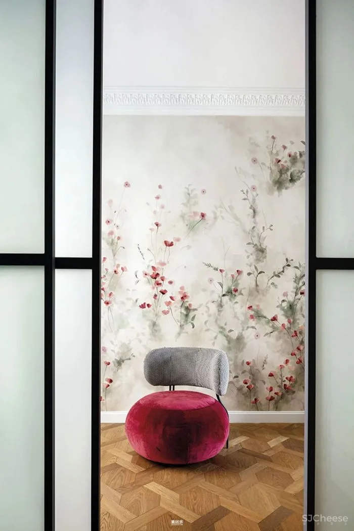 当代设计和艺术品为这座历史悠久的马德里公寓注入新无限活力