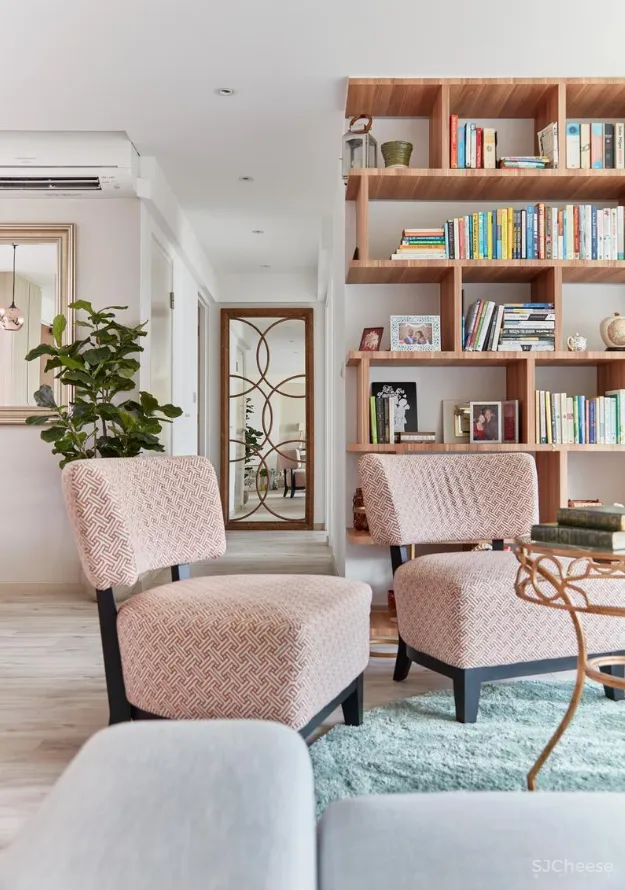 坚持“去客厅化”装修，打满墙书架又做大开间，102㎡宽敞又亮堂