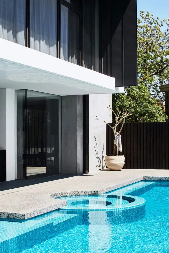 因为有了它,2000多平黑白灰的极简大宅,竟然没那么高冷了!