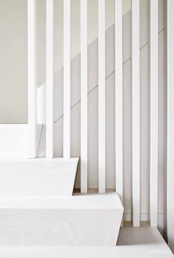 设计师用50种不同层次的白,打造了一个丰富的白色海滨别墅