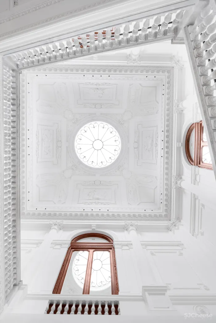 苹果最新旗舰店开幕!Foster Partners 爆改百年宫殿,刷新零售空间逼格