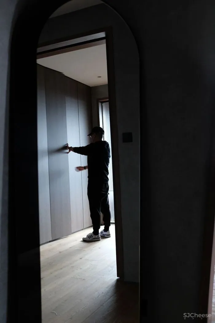 境壹设计丨 暗调咖啡,130㎡奢享一人居