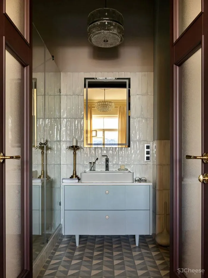 沐浴在阳光下安静温暖的莫斯科老房子中的时尚公寓